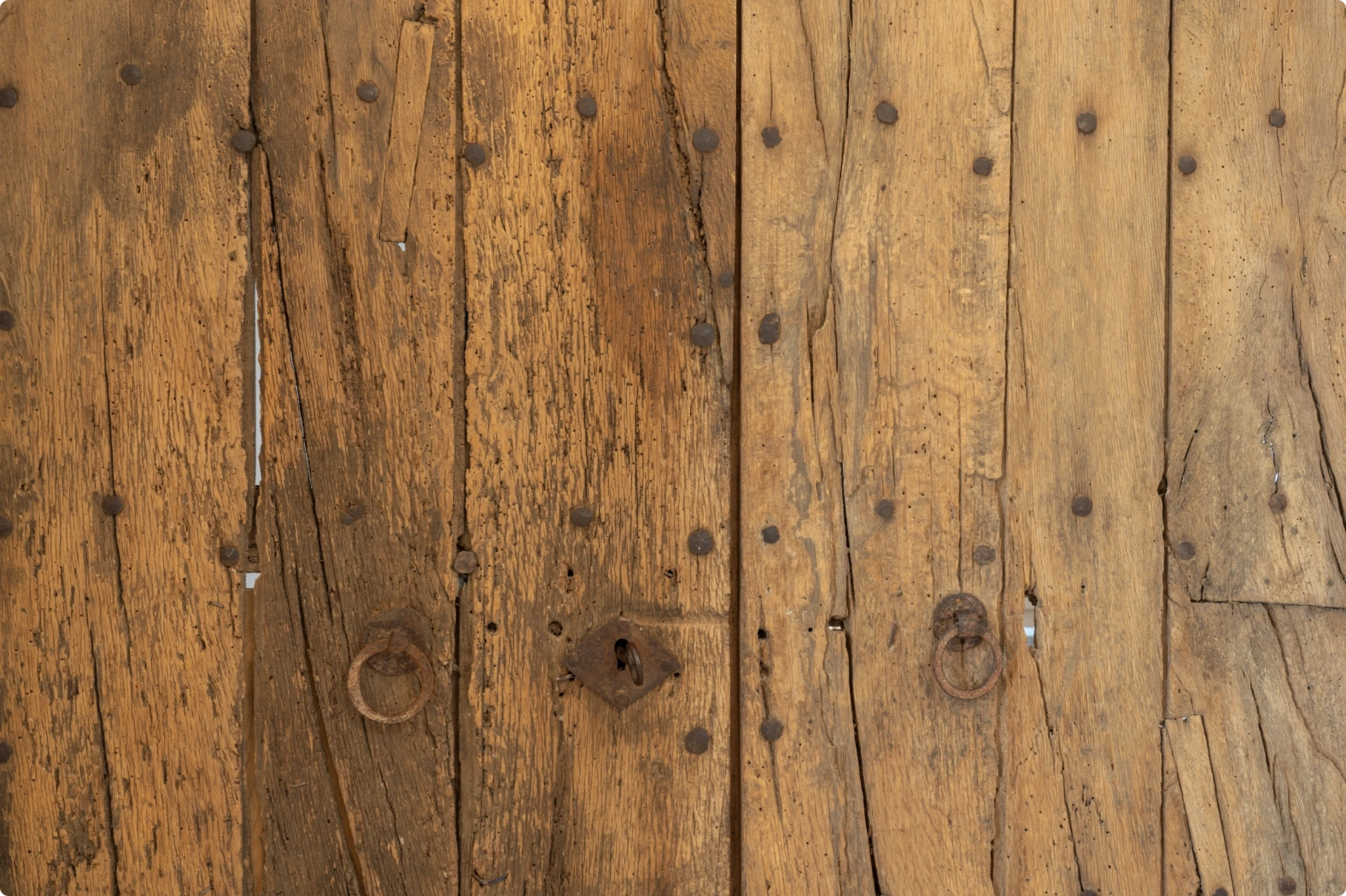 Una puerta de madera con un tirador.